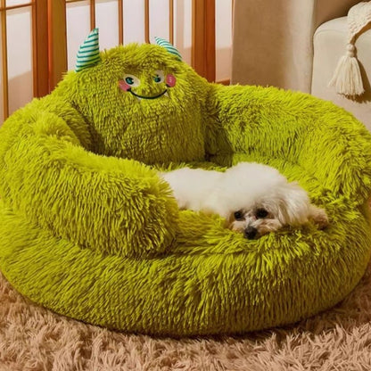 Caniche blotti paisiblement sur un canapé chien Momo apaisant et douillet