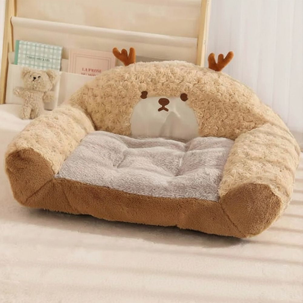 Canapé chien en forme de fauteuil avec un design de cerf, installé sur un sol clair