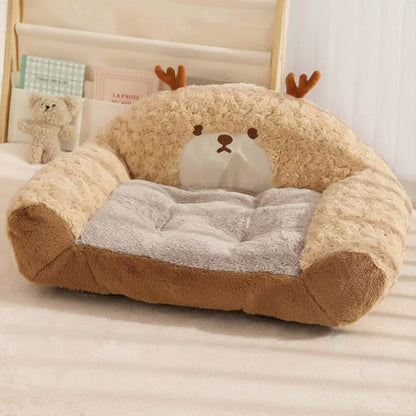 Canapé chien en forme de fauteuil avec un design de cerf, installé sur un sol clair