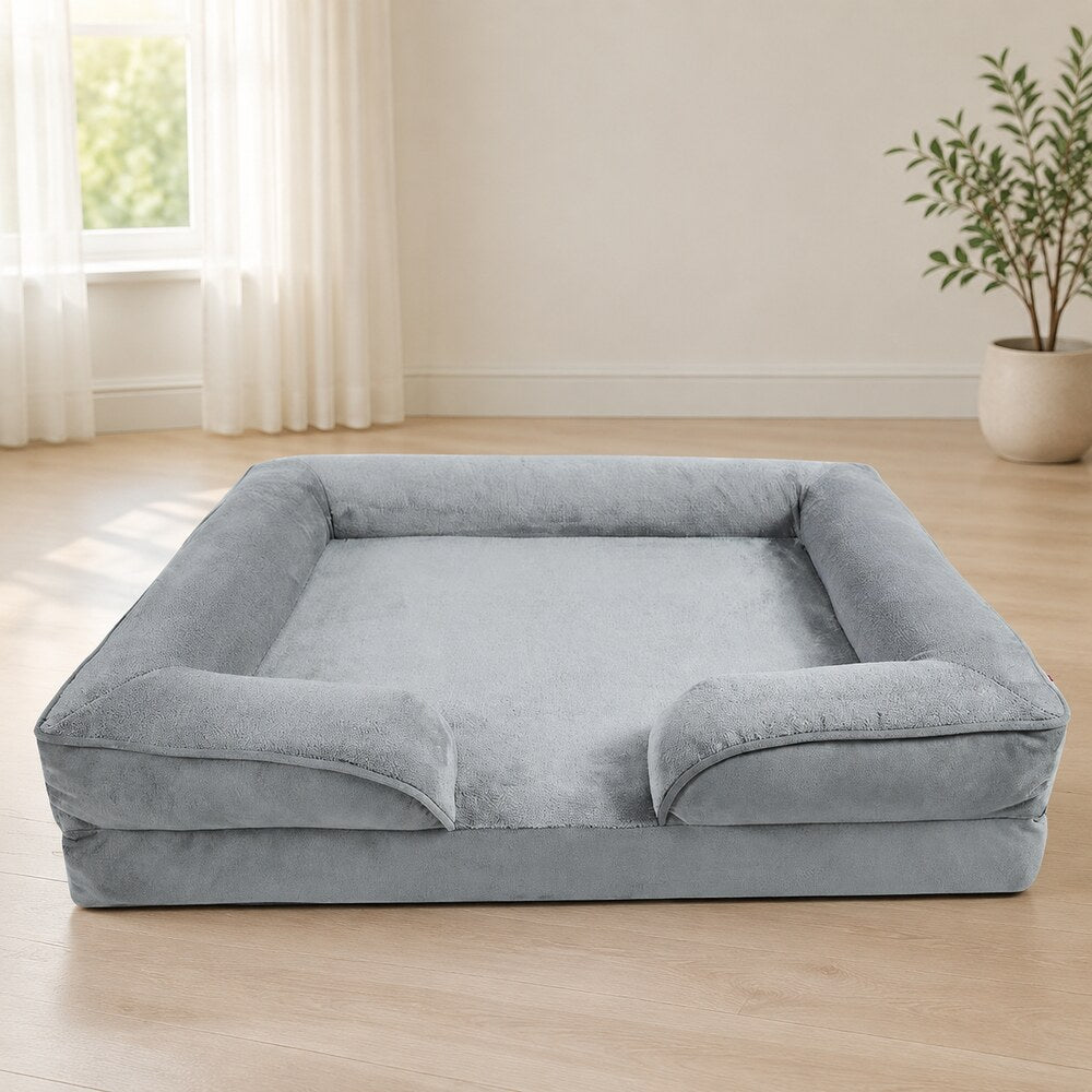 Canapé chien orthopédique Oya, produit seul posé sur un parquet au salon