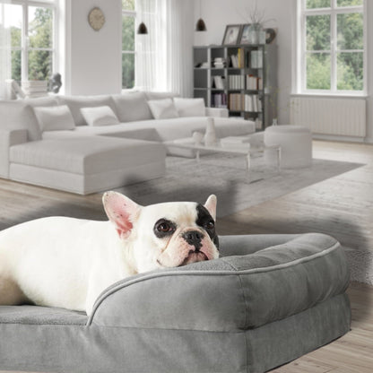 Bouledogue installé sur un canapé chien Oya apportant un soutien thérapeutique