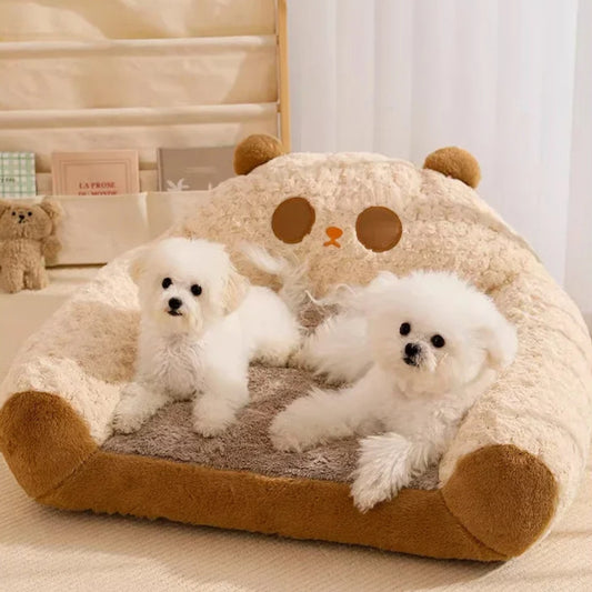 Deux bichons blancs confortablement installés sur un canapé chien spacieux