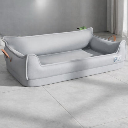 Canapé pour chien gris en similicuir résistant, design épuré et finitions soignées, présenté seul