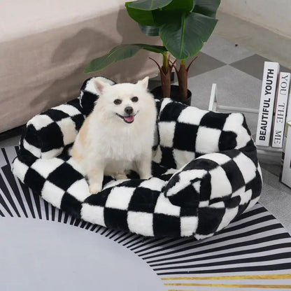 Spitz assis calmement sur un canapé pour chien moelleux et accueillant