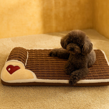 Caniche posé calmement sur un lit pour chien marron, confort quotidien, entretien facile