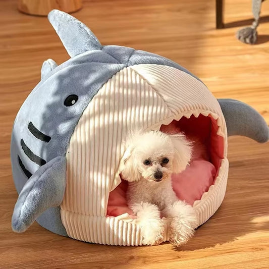 caniche detente dans niche chien interieur bleue