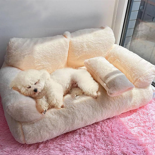 Caniche blanc endormi paisiblement sur un canapé pour chien douillet Cosysofa