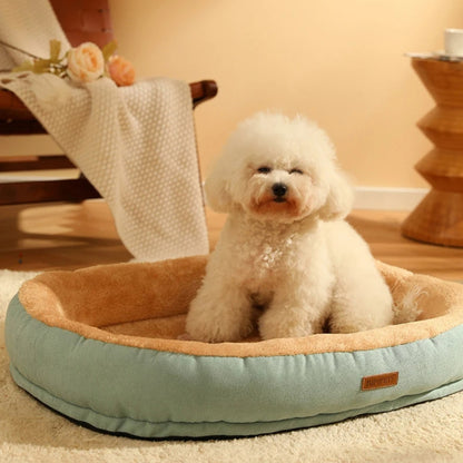 Caniche assis dans un panier à chien durable et élégant, confort longue durée