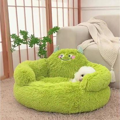 Caniche somnolant confortablement sur un canapé chien Momo moelleux