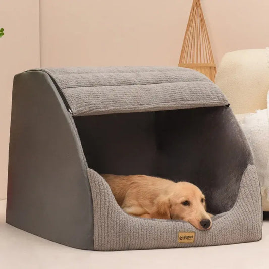 Chien attendant calmement dans une niche pour chien XXL