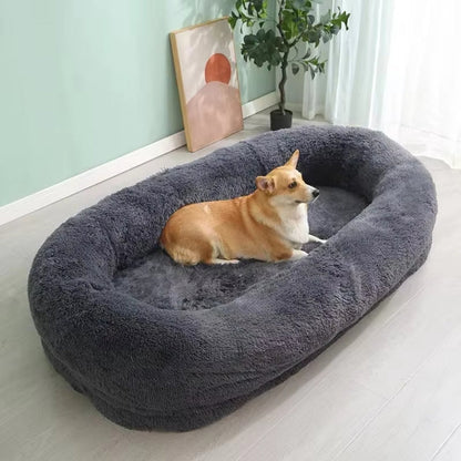 Chien installé sur un lit pour chien XXL gris foncé, coussin épais