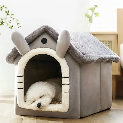 Petit chien dort paisiblement dans la niche pour chien intérieur Doux Foyer