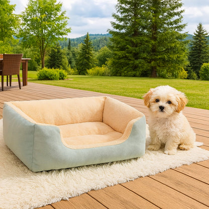 Petit chien assis près d’un lit pour chien vert, style moderne, dans le jardin