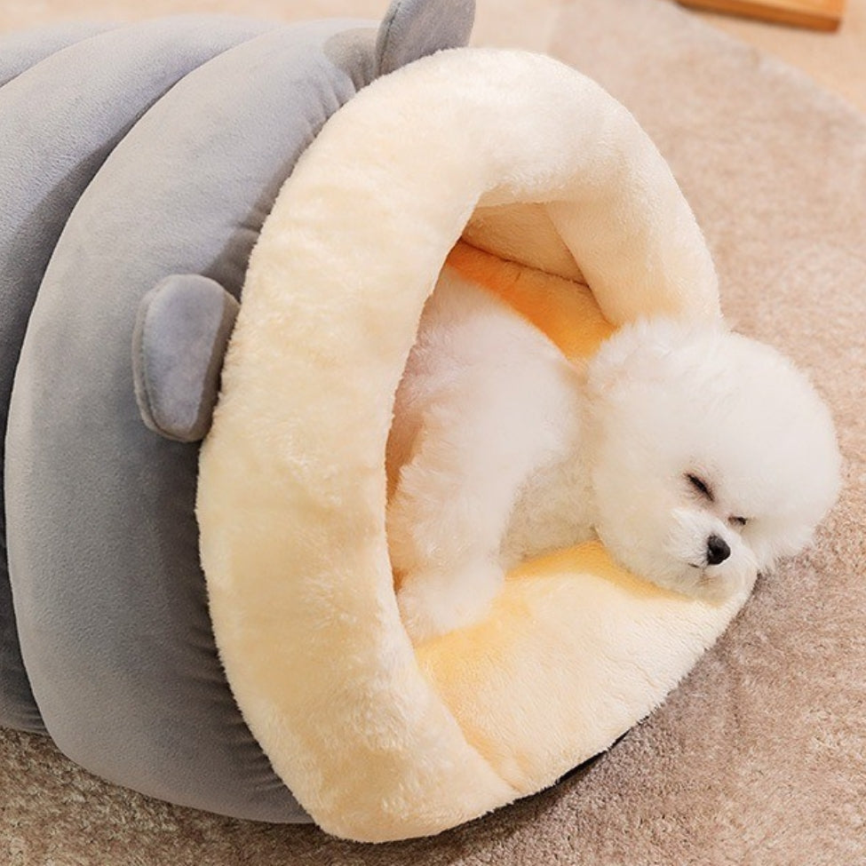 Chiot en sommeil profond dans une niche chien intérieur