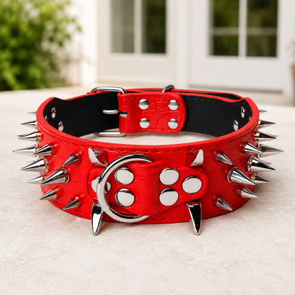 Collier chien clouté rouge avec pics argentés sur fond clair