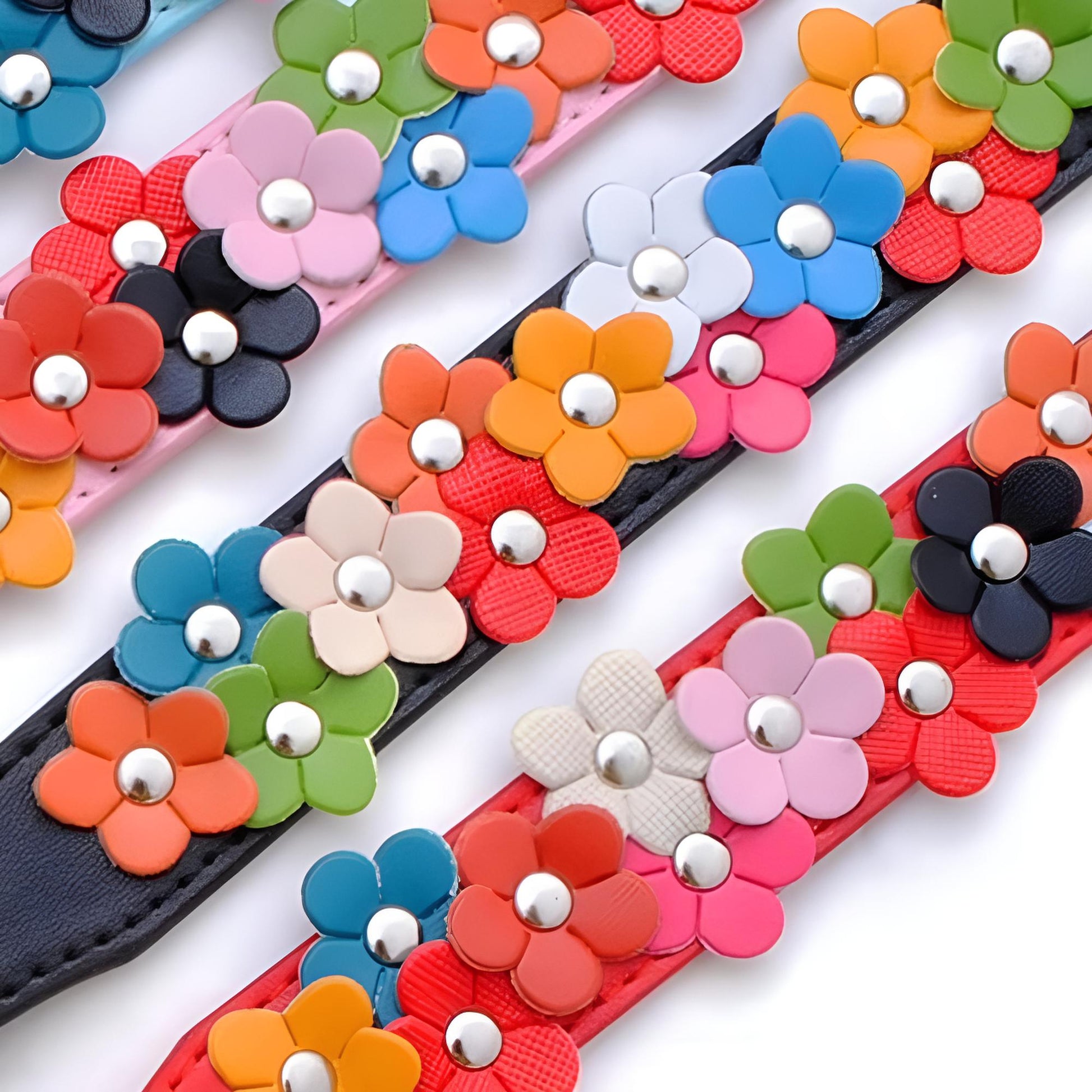 Collier chien original orné de fleurs colorées avec détails métalliques élégants