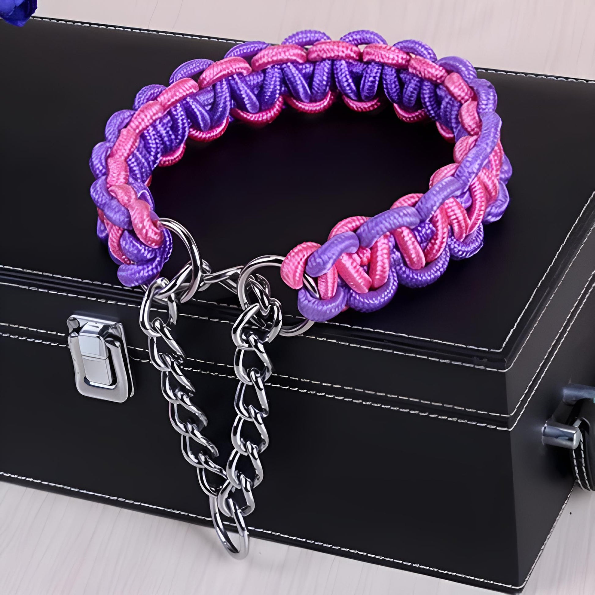 Collier chien paracorde tressé main rose et violet avec chaîne métallique, présenté sur fond neutre