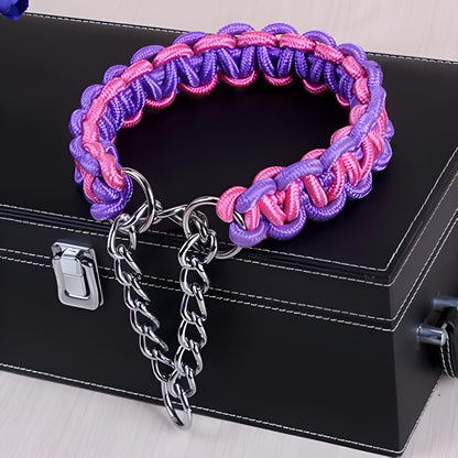 Collier chien paracorde tressé main rose et violet avec chaîne métallique, présenté sur fond neutre