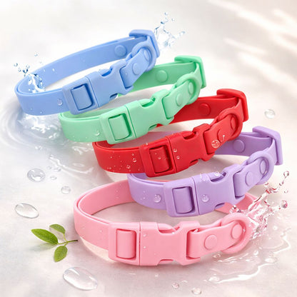 Collier chien en PVC souple proposé en cinq teintes pastel : rouge, rose, bleu, vert et violet