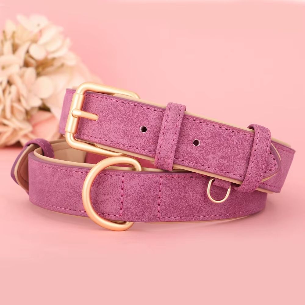 Collier chien rose en cuir PU doux et rembourré, présenté seul pour une vue détaillée