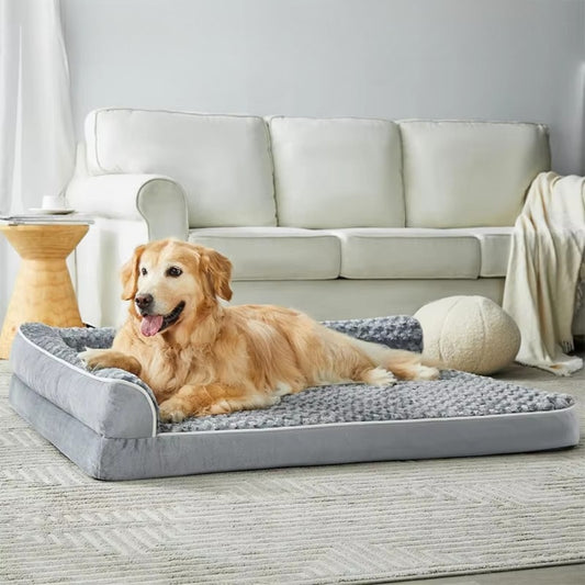 golden retriever allonge dans le confort du lit pour chien orthopedique