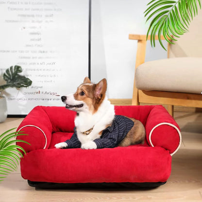 Corgi installé paisiblement sur un canapé chien confortable