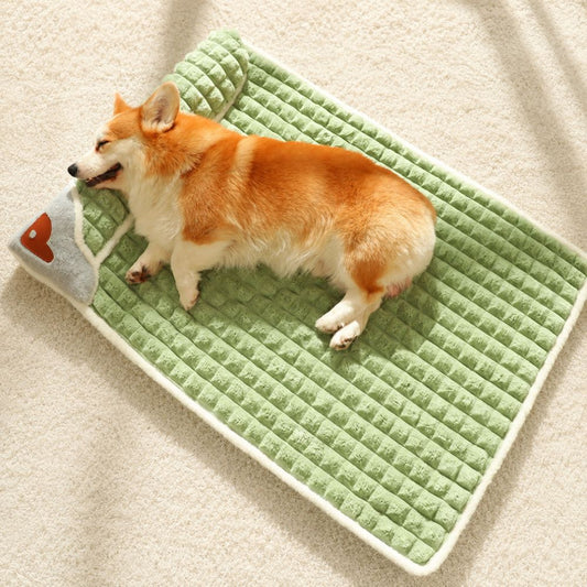 Corgi endormi sur le côté sur un lit pour chien, avec sa tête posée sur le rebord