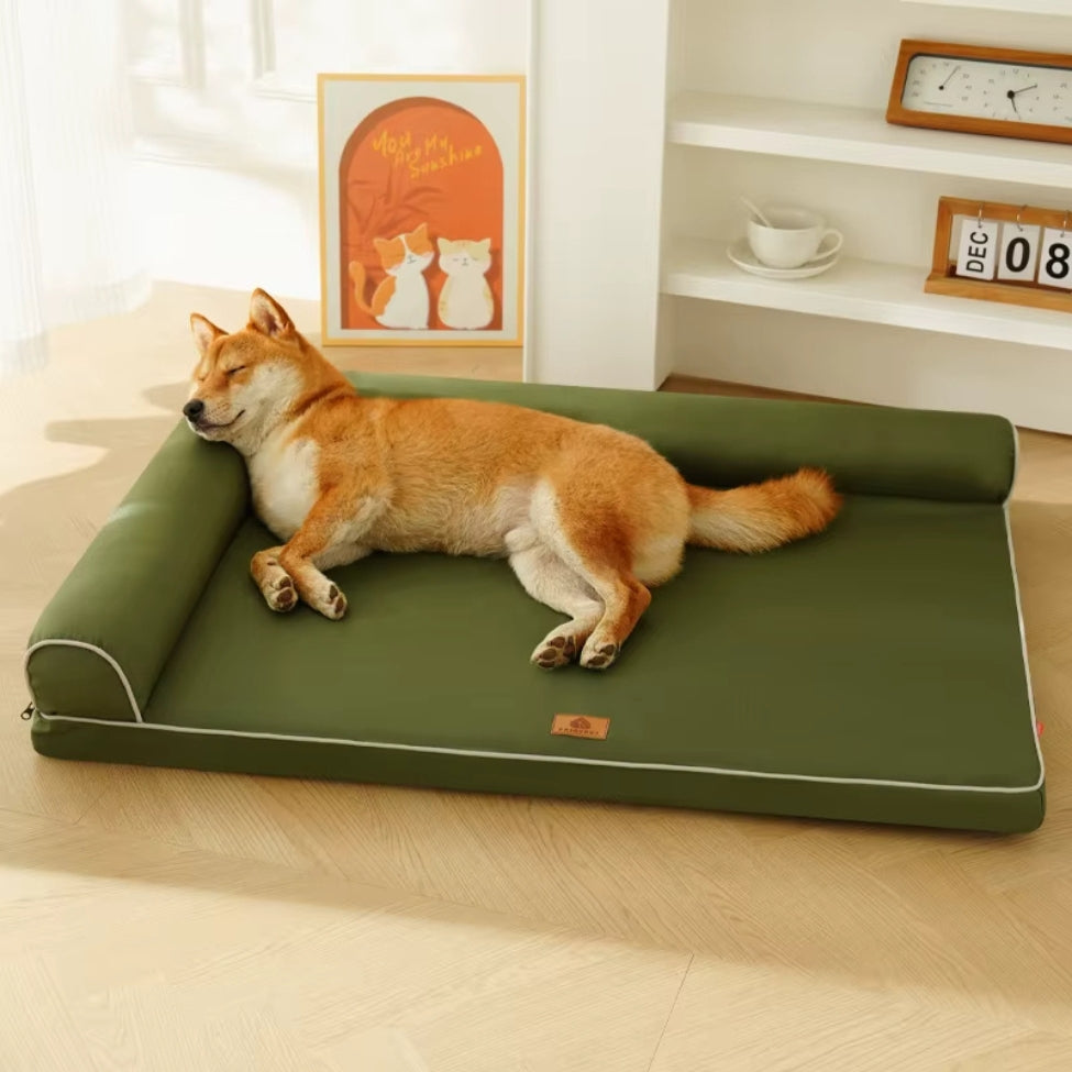 Shiba dort sur couchage chien en mémoire de forme, tête posée sur l’accoudoir 