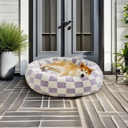 Shiba est allongé sur l'un des coussins pour chien de style moderne