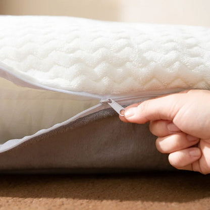 Détail d’une fermeture éclair pratique sur des coussins pour chien déhoussables, faciles à laver