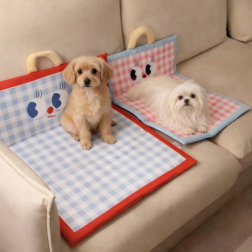 Deux chiots reposant calmement chacun sur leur tapis chien imperméable posé sur un canapé blanc