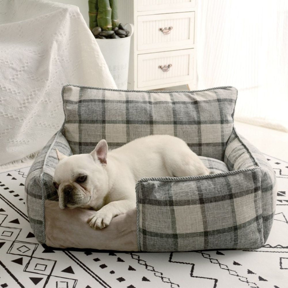 Bouledogue détendu dans un fauteuil chien gris, espace de repos apaisant