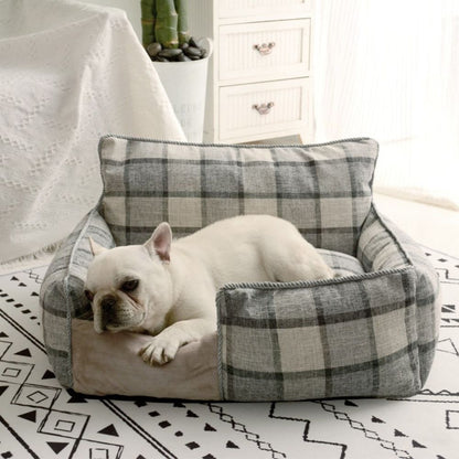 Bouledogue détendu dans un fauteuil chien gris, espace de repos apaisant