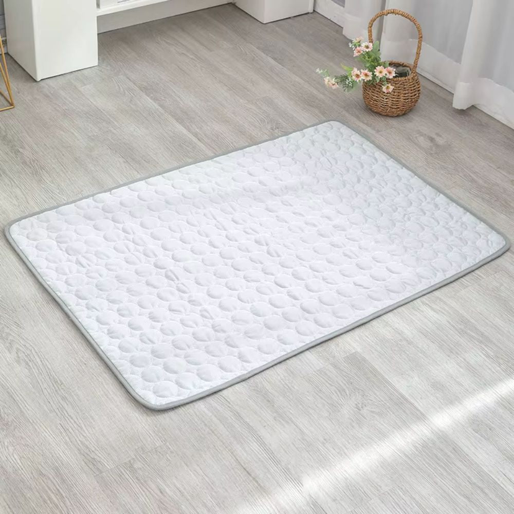 Freshly, tapis rafraichissant pour chien couleur argent, design moderne et pratique