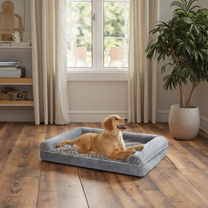 Golden installé tranquillement sur un canapé lit pour chien gris, ambiance cosy