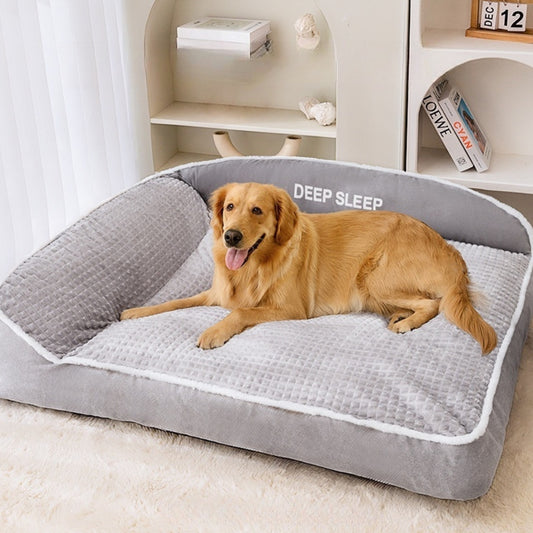 golden installe confortablement sur son lit pour chien gris