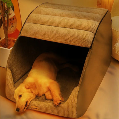 Jeune golden retriever se relaxe dans une niche pour chien XXL apaisante