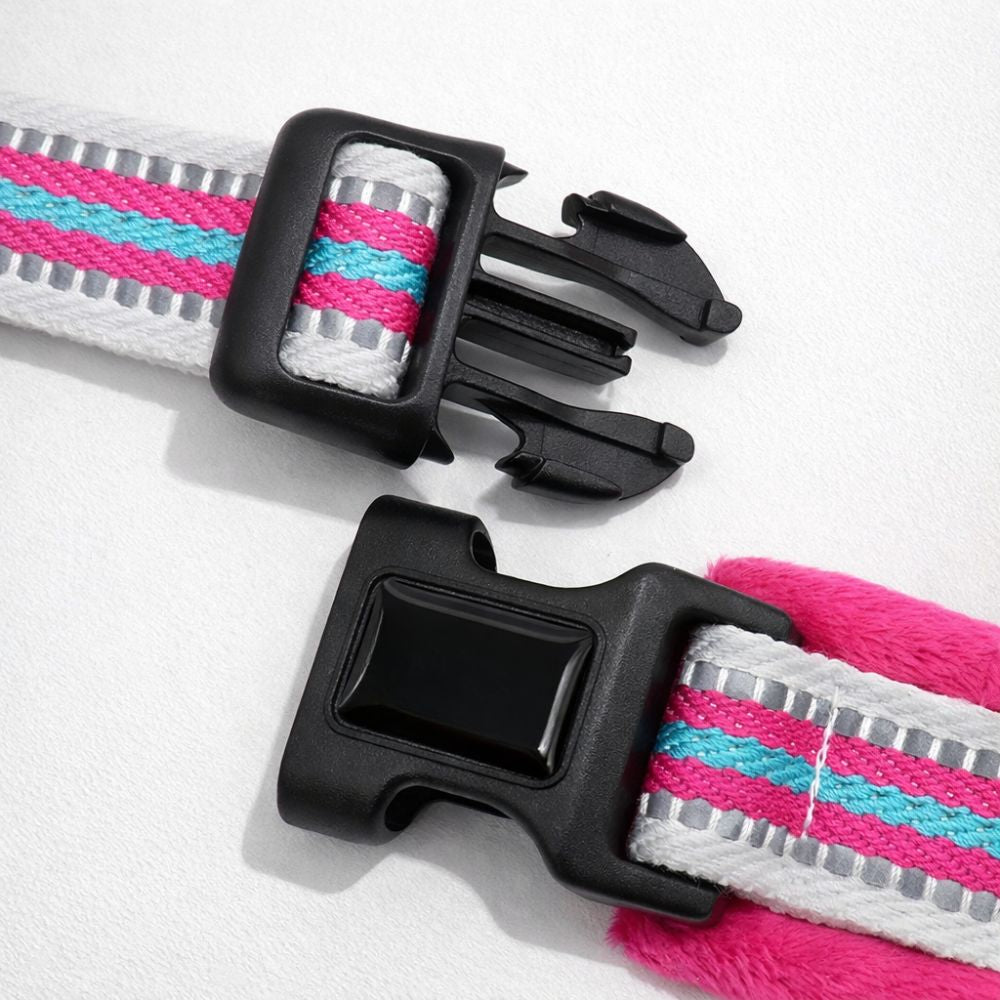 détail harnais chiot avec boucle solide, clip rapide et tissu rembourré pour un ajustement sécurisé