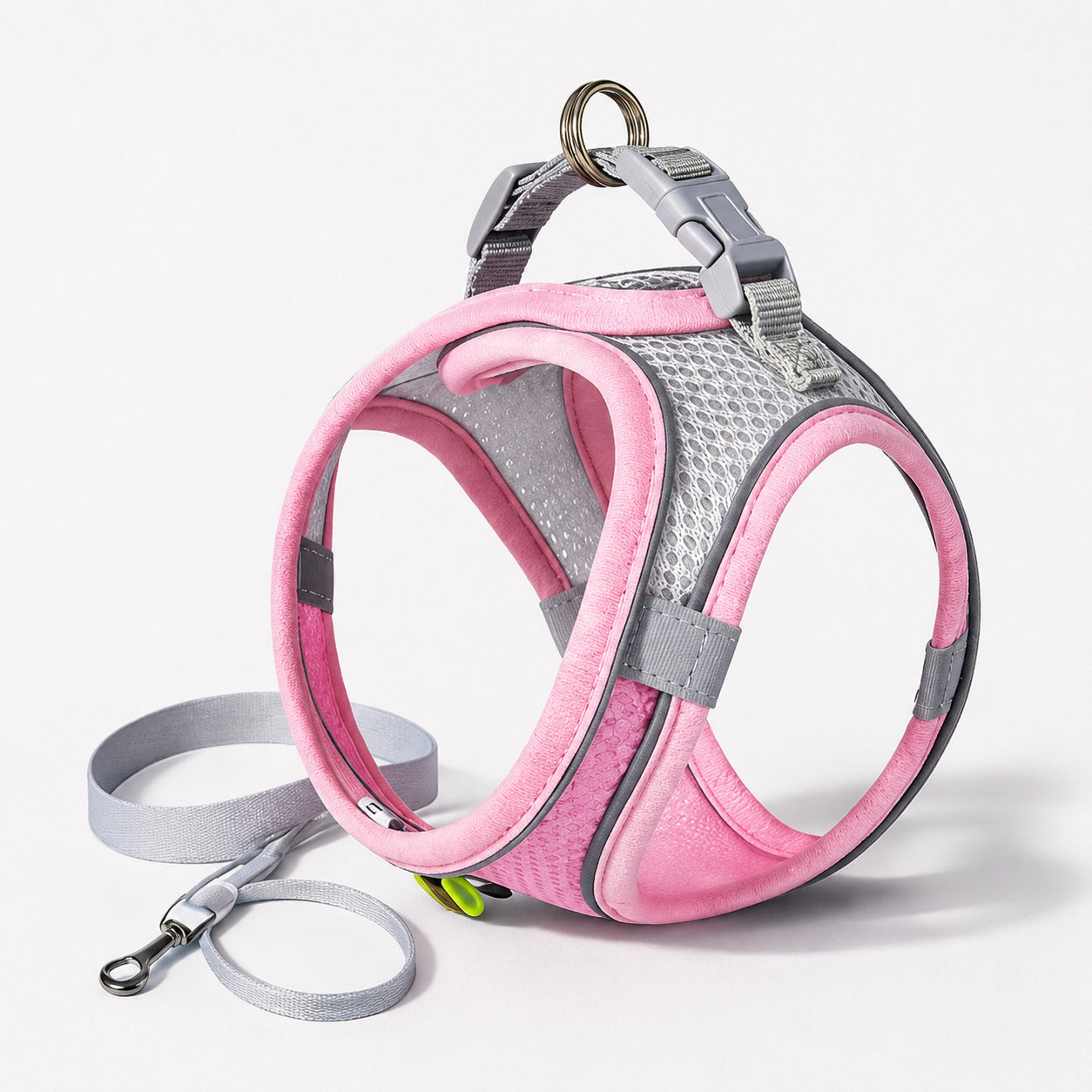 Harnais petit chien rose présenté de trois quarts avec sa laisse