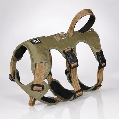 Harnais pour chiens kaki avec poignée dorsale et sangles réfléchissantes, sur fond studio