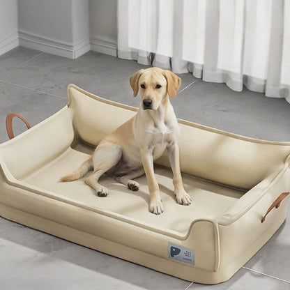 Jeune labrador assis dans un canapé pour chien stable et rassurant, base antidérapante et maintien optimal