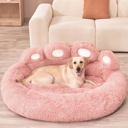 Labrador regard droit, installé dans un panier pour chien confortable