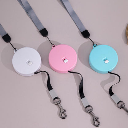 laisse chien enrouleur disponible en plusieurs couleurs rose blanc bleu avec design compact et pratique