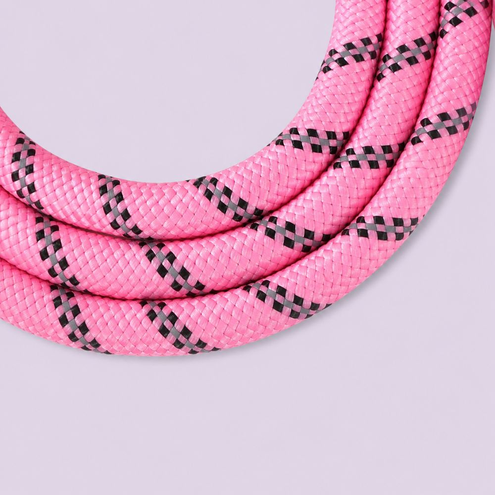 détail de la texture tressée d’une laisse de chien rose bonbon résistante et solide