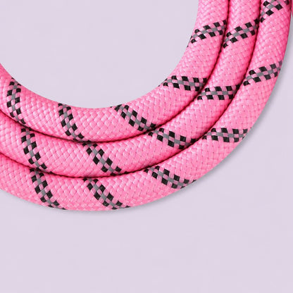 détail de la texture tressée d’une laisse de chien rose bonbon résistante et solide