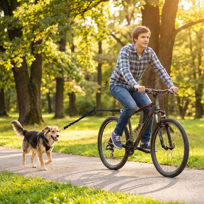 chien court avec un jeune homme roulant avec une laisse pour velo chien dans un parc boisé