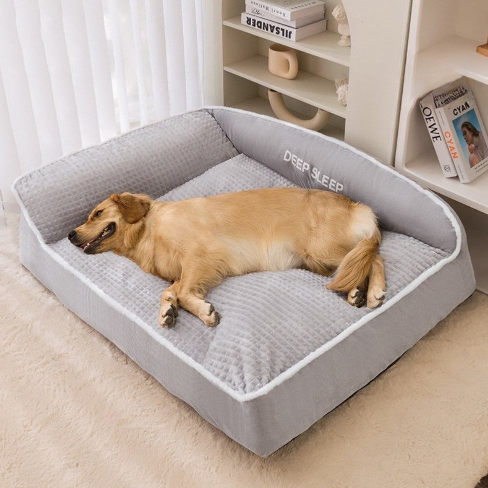 golden apaisé, fait sa sieste sur son lit pour chien 