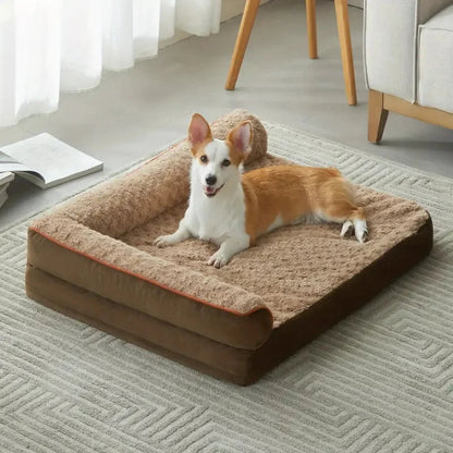 Toutou heureux confortablement installé sur un lit pour chien orthopédique marron