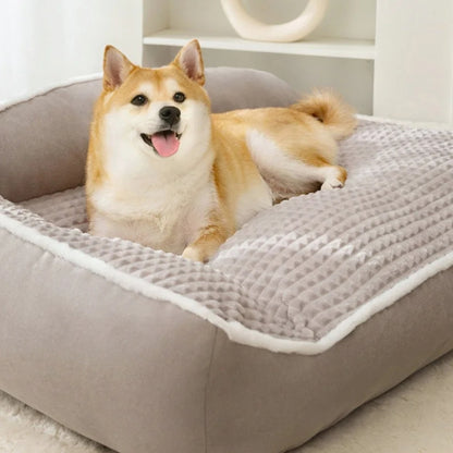 Shiba blotti dans un lit pour chien avec un rembourrage épais