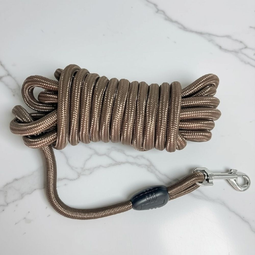 longe pour chien marron, sur fond gris avec effet marbré